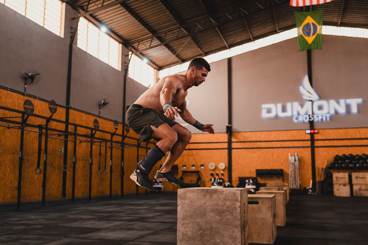 Paulo Mateus saltando sobre caixa de madeira na academia Dumont CrossFit em Uberaba